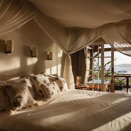 Serenity Luxurious Beachfront Villa & Spa With Private Infinity Pool, 8 Guests Gili Air Eksteriør billede